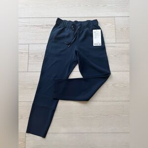 NWT lululemon on the fly 7/8 women pants Woven, size 4, TRNV/navy color